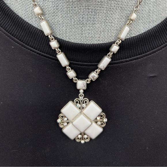 Stunning white stone and rhinestones statement neckklace. - Picture 1 of 7